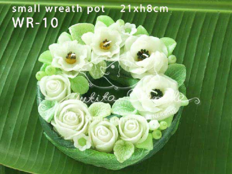 เทียนหอม เดชอุดม : WHITE ROSE SET|GREEN AND WHITE ROSES CANDLE BOUQUETS|WR-10|small wreath (S) 21 x h 8 cm