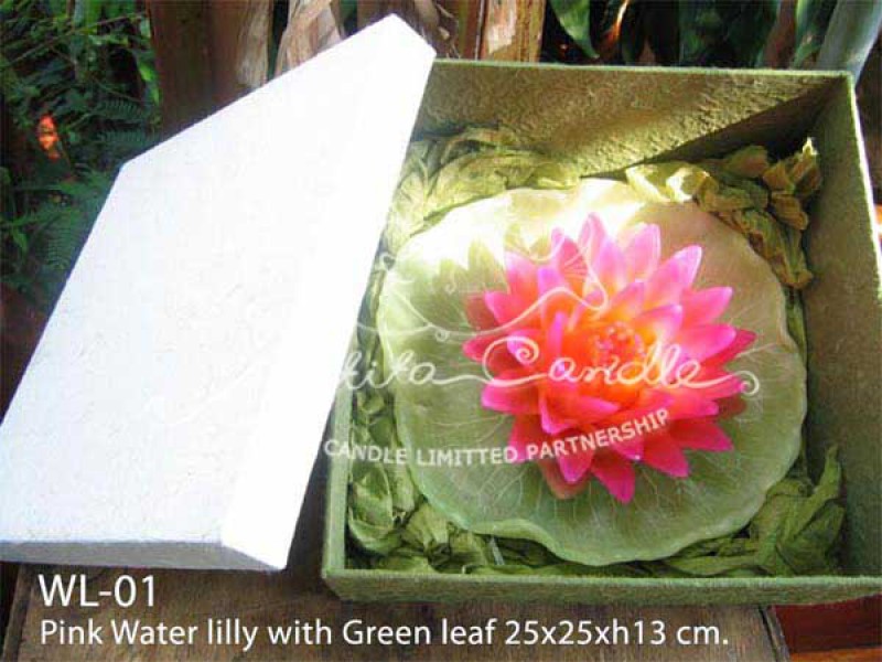 เทียนหอม เดชอุดม : WATER LILY SET|Pink Water Lilly With Green Leaf
A TOUCH OF THAI LOTUS CANDLES|WL-01|25 x 25 x h 13 cm