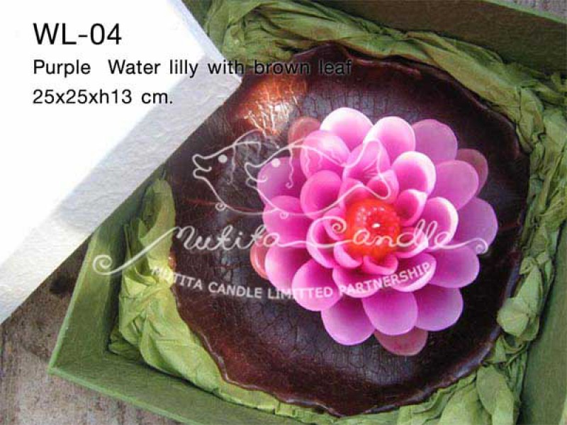 เทียนหอม เดชอุดม : WATER LILY SET|Purple Water Lilly With Brown Leaf
A TOUCH OF THAI LOTUS CANDLES|WL-04|25 x 25 x h 13 cm