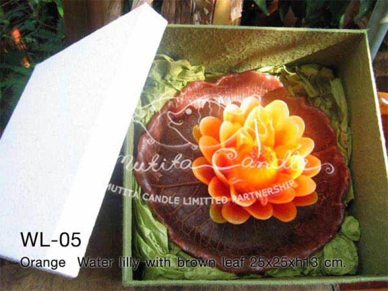 เทียนหอม เดชอุดม : WATER LILY SET|Orange Water Lilly With Brown Leaf
A TOUCH OF THAI LOTUS CANDLES|WL-05|25 x 25 x h 13 cm