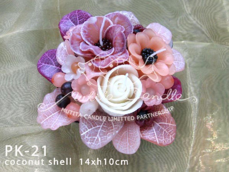 เทียนหอม เดชอุดม :  GRAY PINK KARLUM|WILD FLOWER CANDLES IN PINK TONES|PK-21|Coconut shell 14 x h10 cm