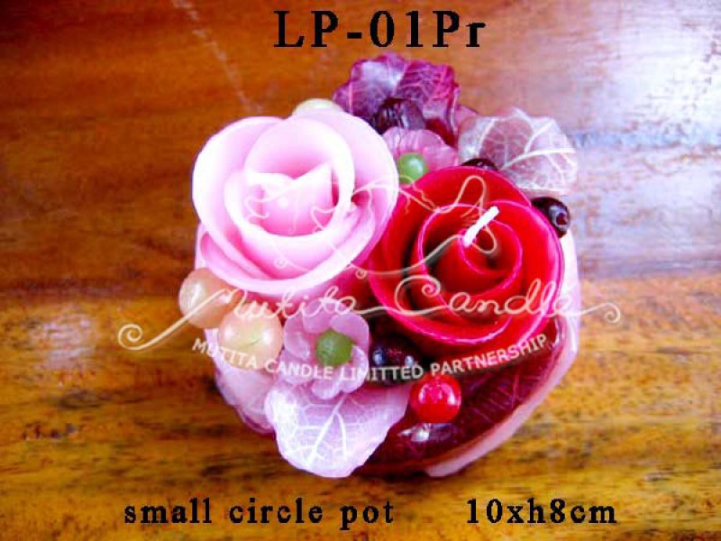 เทียนหอม เดชอุดม : PINK ROSE SET2|Flower candles from Thailand for any ocassions
CLASSIC ROSES CANDLE ARRANGTMENT|LP-01Pr|small circle pot 10 x h 8 cm