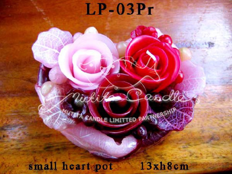 เทียนหอม เดชอุดม : PINK ROSE SET2|Flower candles from Thailand for any ocassions
CLASSIC ROSES CANDLE ARRANGTMENT|LP-03Pr|small heart pot 13 x h 8 cm
