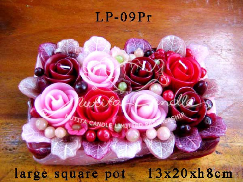 เทียนหอม เดชอุดม : PINK ROSE SET2|Flower candles from Thailand for any ocassions
CLASSIC ROSES CANDLE ARRANGTMENT|LP-09Pr|large square pot 13 x 20 x h 8 cm