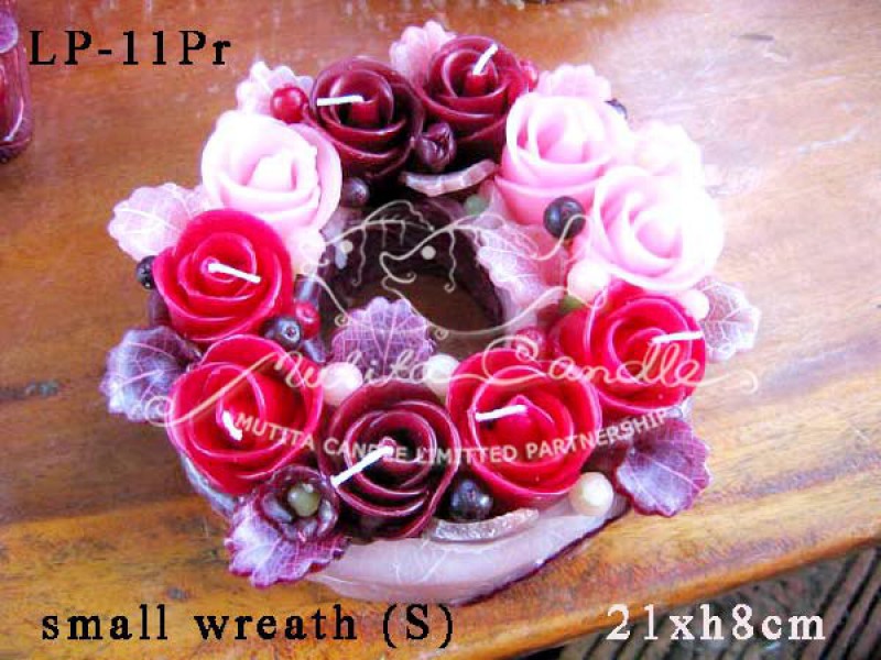 เทียนหอม เดชอุดม : PINK ROSE SET2|Flower candles from Thailand for any ocassions
CLASSIC ROSES CANDLE ARRANGTMENT|LP-11Pr|small wreath (S) 21 x h 8 cm