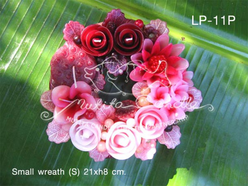 เทียนหอม เดชอุดม :  PINK COLOUR SET|A TOUCH OF THAI, LOTUS MIXED WITH WILD FLOWER CANDLES|LP-11P|small wreath (S) 21 x h 8 cm